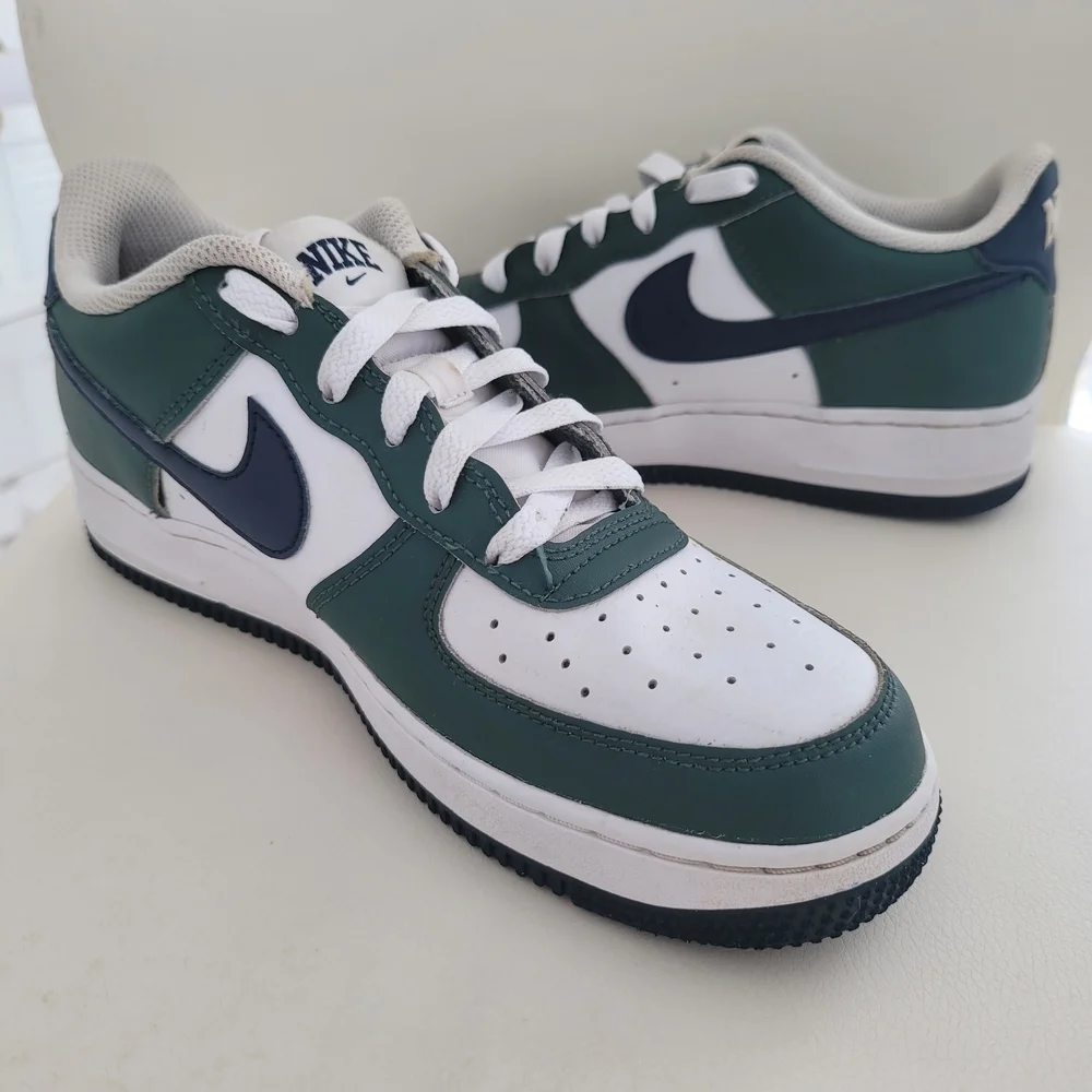 Nike Air Force 1 Low Grade School Lifestyle Shoes (Vintage Green/White/Obsidian)